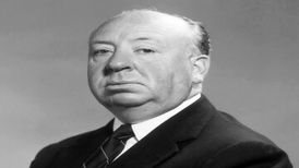 تصویری از آلفرد هیچکاک در ساحل دریا