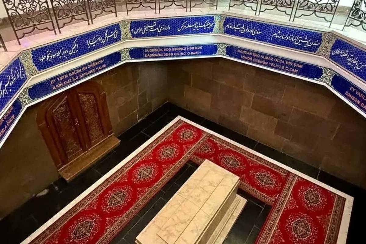 اشعار غریبه به جای سرودههای فارسی در آرامگاه نظامی گنجوی