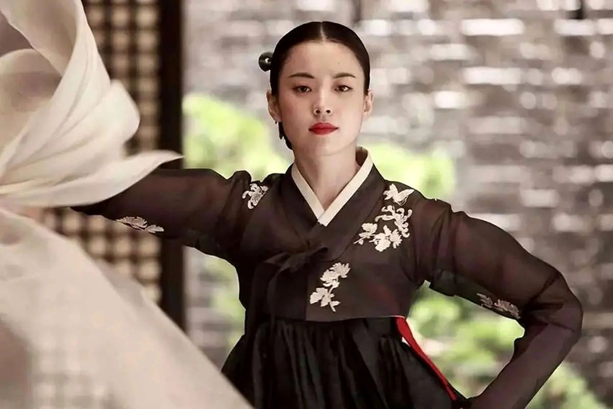 «دونگ‌یی» در حال امضا دادن به هوادارانش
