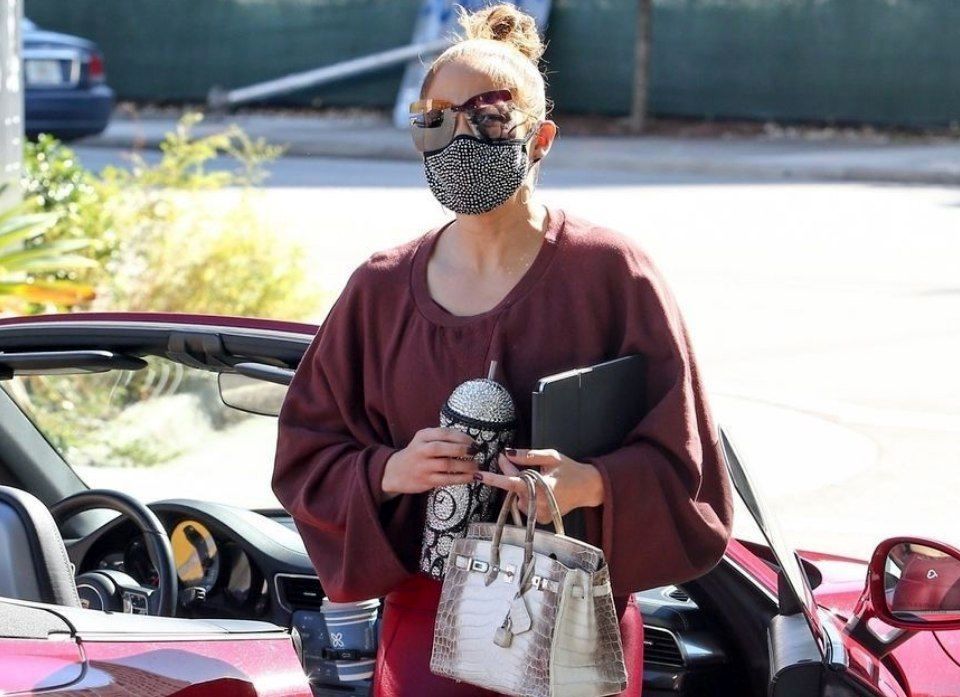 استایل متفاوت جنیفر لوپز با کیف ۱۰۰ هزار دلاری که از پوست کروکودیل ساخته می‌شود