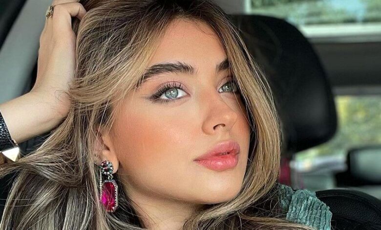 بیوگرافی کیمیا حسینی؛ مدل و بیوتی بلاگر ایرانی که پنجاهمین زن زیبای ۲۰۲۵ شد