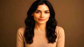 زنان جذاب ۲۰۲۵ چه ویژگی‌هایی دارند؟ از موهای تیره تا خالکوبی و رابطه عاطفی