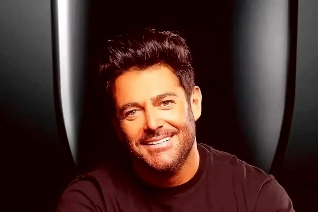 کلکسیون کامل از رضا گلزار در خانه یک هوادار دوآتیشه