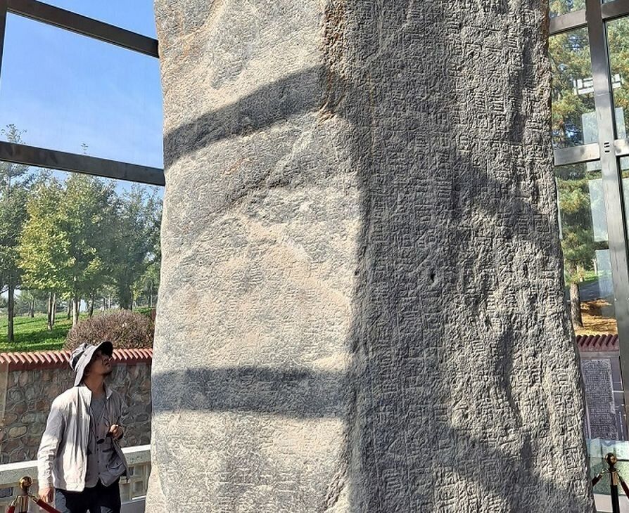 کتیبۀ غول‌آسای 1600 ساله‌ای که داستان «جومونگ» بر روی آن نوشته شده است