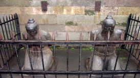 مجسمه‌هایی که مردم به آنها آب دهان می‌اندازند
