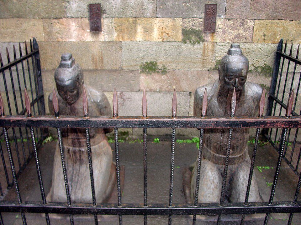 مجسمه‌هایی که مردم به آنها آب دهان می‌اندازند
