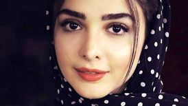 سلفی ادایی المیرا دهقانی این‌بار در یک خودرو
