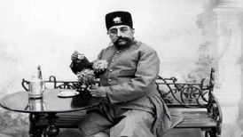 یکی دو حلقه انگشتری الماس خریدیم و به نوکرها یادگاری دادیم
