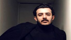 علی شادمان جایزه‌اش را به بازیگر تئاتر زندانی اهدا کرد
