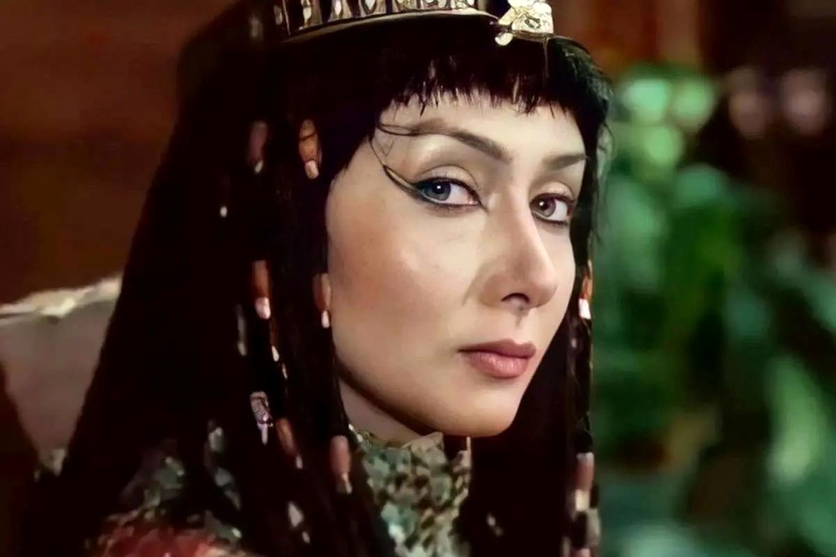 «زلیخا» در حال دعا خواندن در حرم امام رضا (ع)
