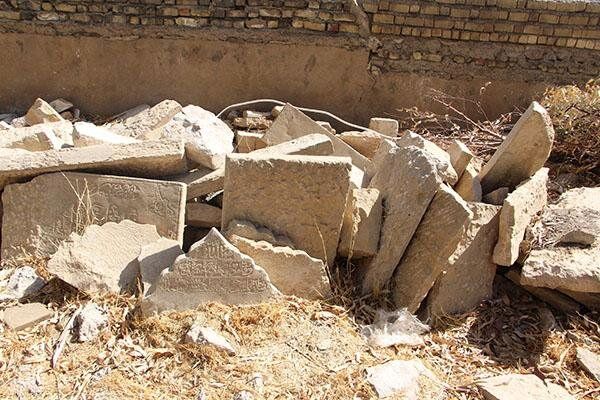 حریم گورستان را شکسته‌اند و سنگ‌قبرها را به آتش کشیده‌اند
