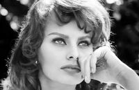 سوفیا لورن و ۳ بازیگر مشهور هالیوودی در کنار برج ایفل؛ ۶۳ سال پیش
