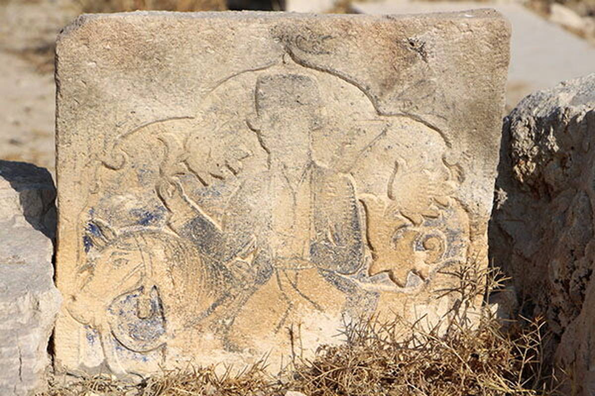 جویندگان گنج، گورستان قاجاری را زیر و رو کرده‌اند
