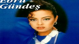 ابرو گوندش با لباس عروسی