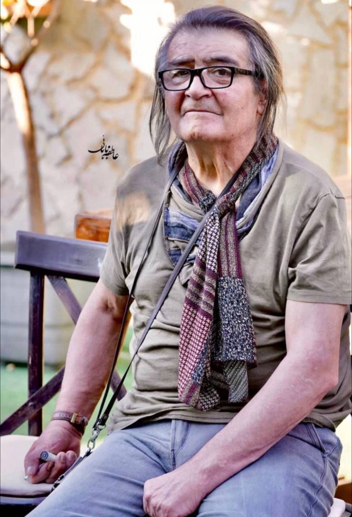 اهدای گل به رضا رویگری در خانه سالمندان