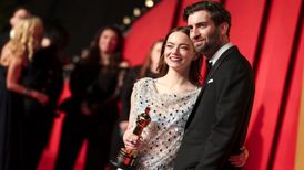 خانم بازیگر در فیلم همسرش بازی می کند
