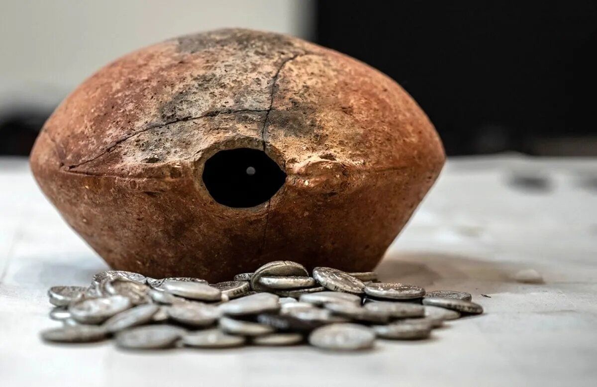 کشف سکه‌های ۲۳۰۰ ساله اسکندرنشان در بیابان‌های امارات