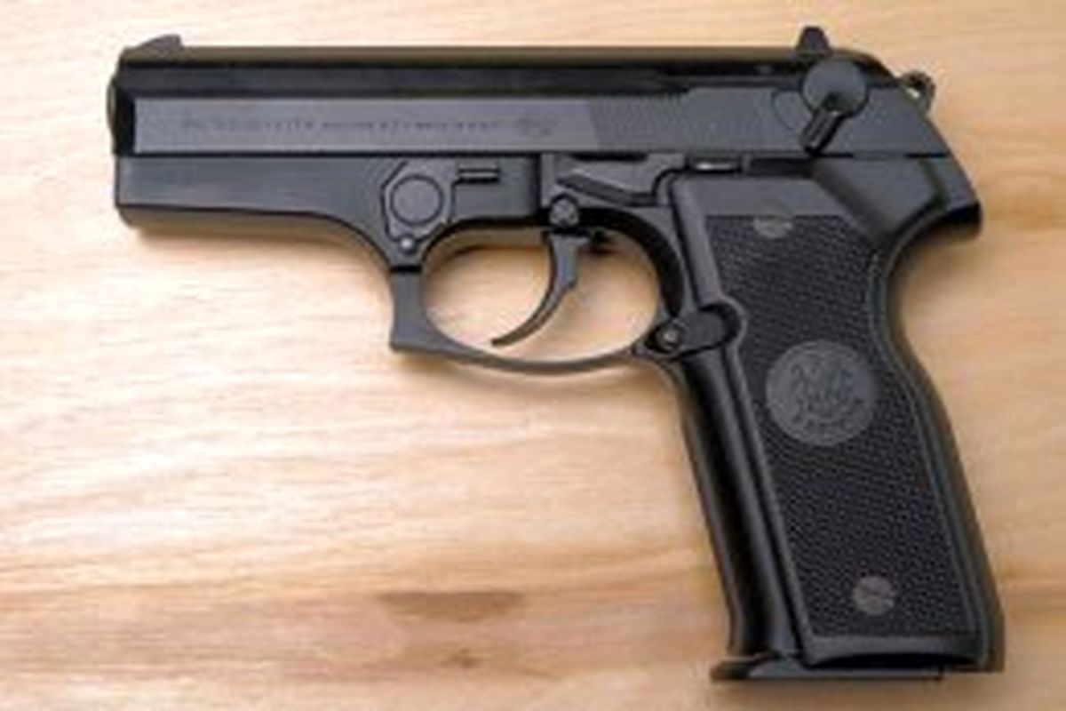 حضور مهمان زن در شبکه تلویزیونی اسرائیل با کلت کمری!
