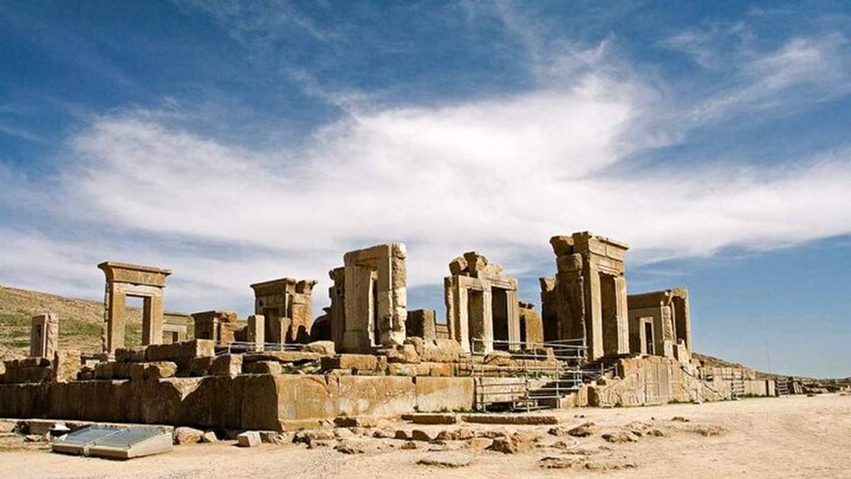 تخت جمشید بی‌نصیب از حضور الواح گلی و سردیس سرباز هخامنشی/ حضور تحصیلکرده‌ها و کاسبی آن‌ها در ازای تخریب آثار تاریخی/ مصالح مرمتگران بدون مرز به داد تخت جمشید بدون اعتبارات رسید