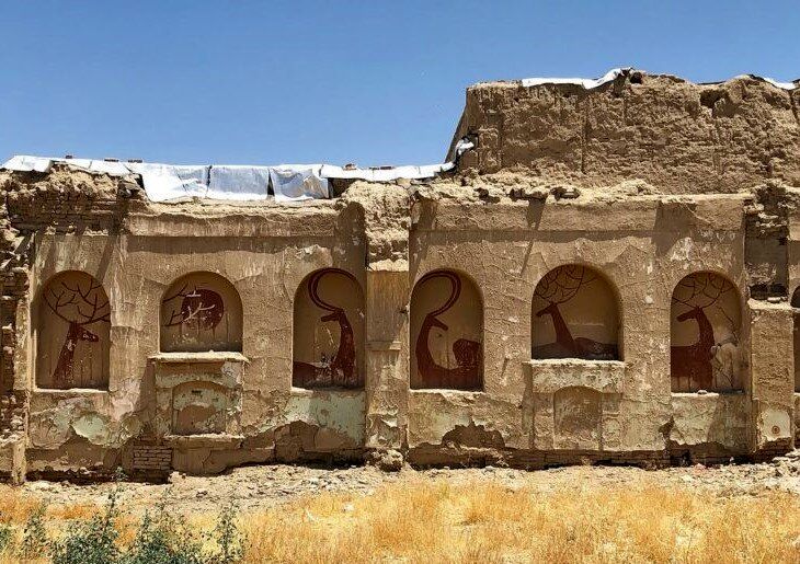 گوزن‌های سرخ روی دیوارهای خانه ویران شده