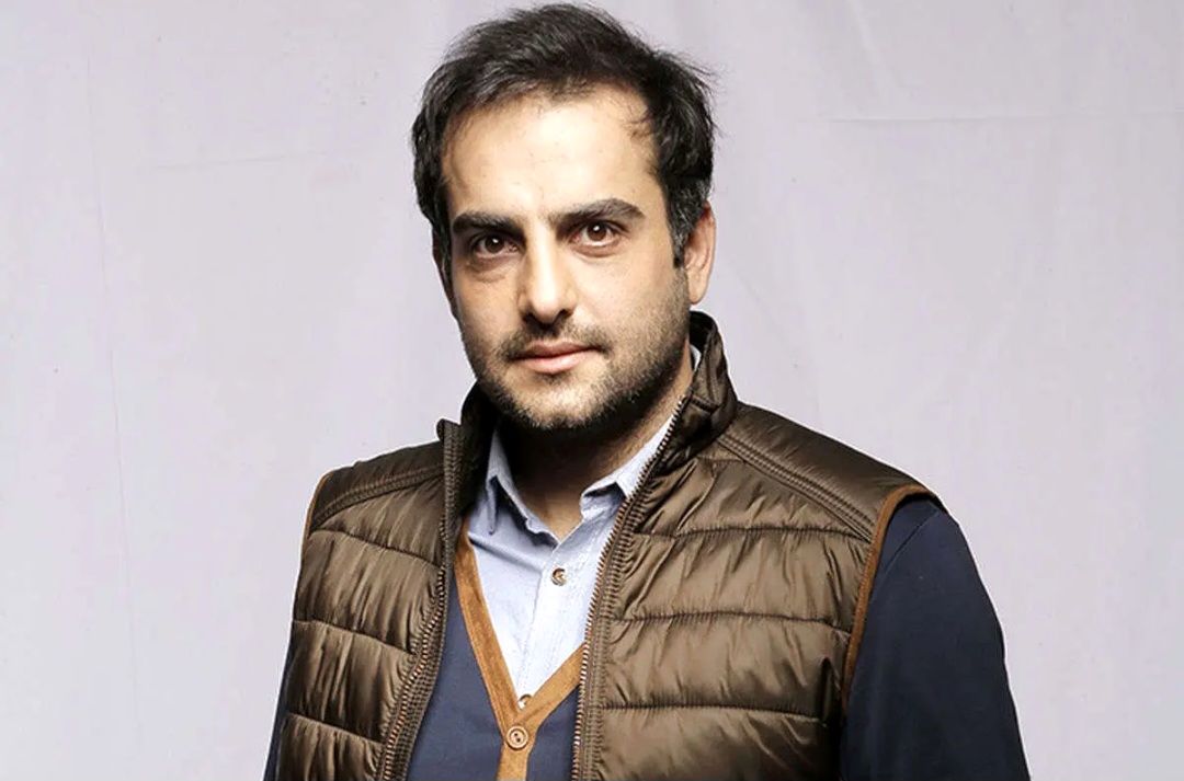 حامد کمیلی با استایل پاییزی و دل‌نوشته مرموز